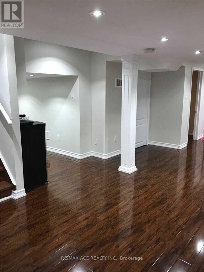 Building Photo - 42 Feather Reed Way