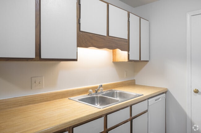 3BR, 2BA - 1,200SF - Kitchen - Four Oaks Apartments