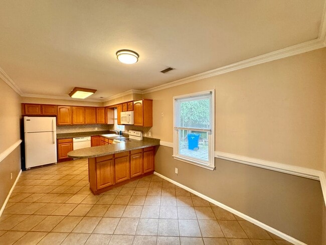 Building Photo - Quaint 3 bedroom/2 bath home