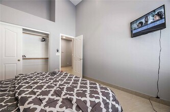 Building Photo - 1400 Castle Crest Dr