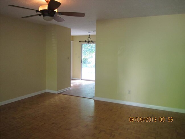 Building Photo - 303 S Mercedes Dr