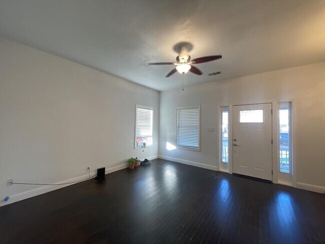 Foto del edificio - 806 E 3rd St
