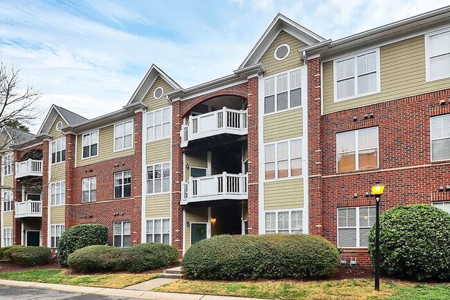 Building Photo - Immaculate 2BD/2BA Condo in Crown View