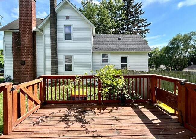 Foto del edificio - Spacious 4-Bedroom Home Near College Hill ...