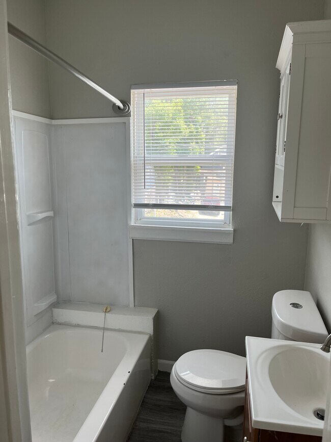 Foto del edificio - 2128 E 38th St