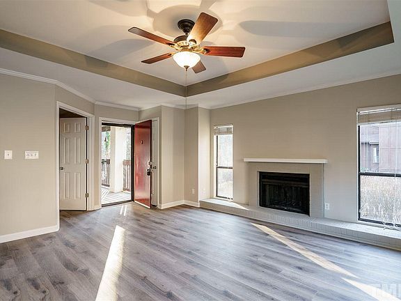 Sala de estar, puerta del segundo dormitorio abierta - 622 New Kent Plz