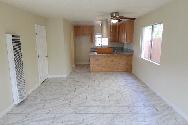 Foto del edificio - 18507 Burin Ave