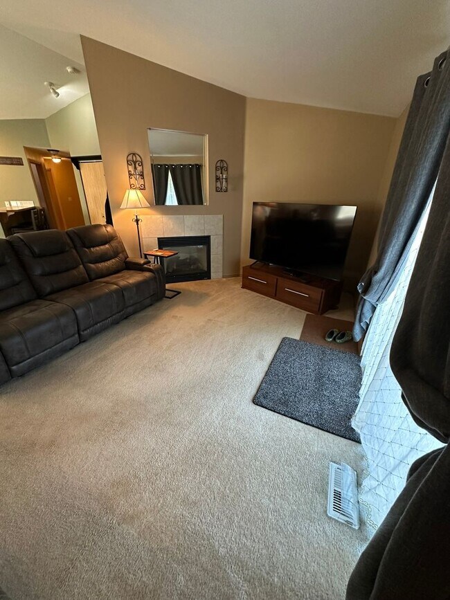 Building Photo - 3 BedRoom , 2 Bathroom , 2 Car Garage , AC