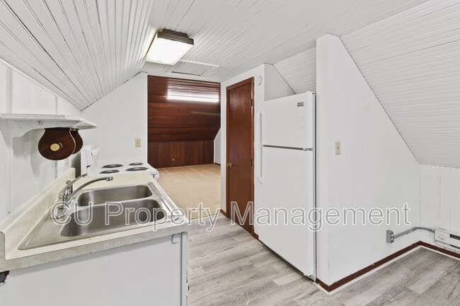 Building Photo - 407 W Green St