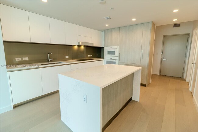 Foto del edificio - 9221 E Bay Harbor Dr