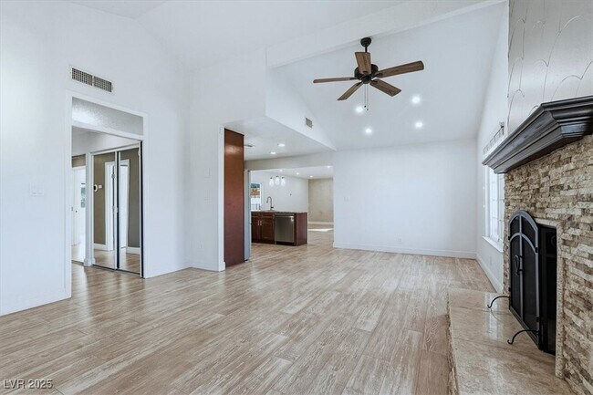 Foto del edificio - 6353 Whippoorwill Way