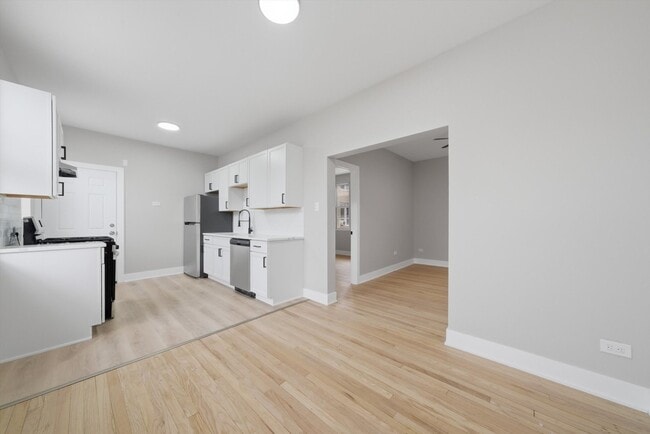 Building Photo - 7520 1/2 N Seeley Ave