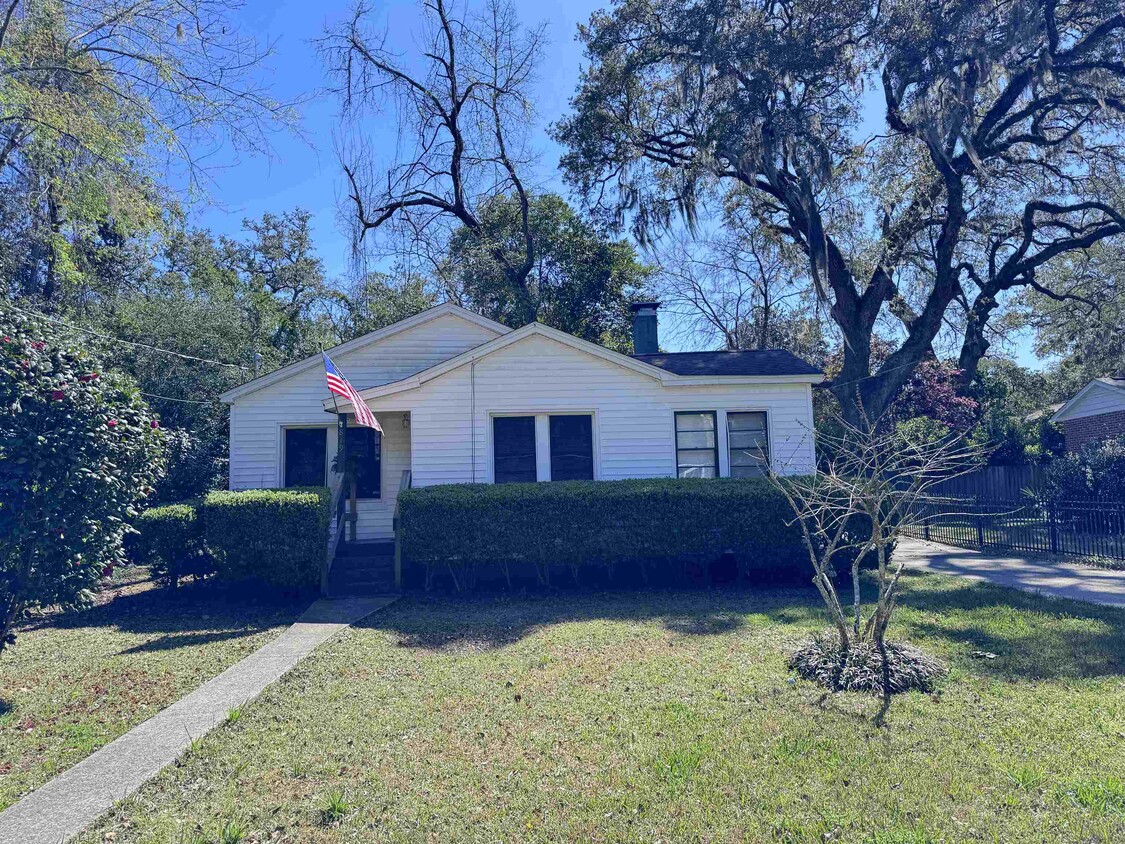 Foto principal - 819 N Forest Dr