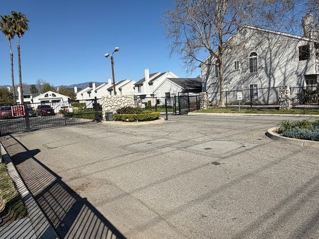 Building Photo - 204 W Walnut Ave