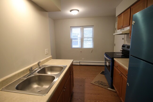 Kitchen (All Electric!) - 1644 W Morse Ave
