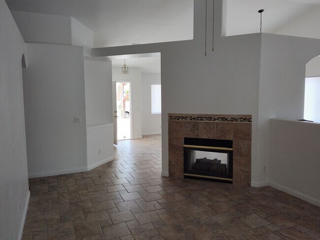 Foto del edificio - 3 bedroom 2 bath single story North Las Vegas