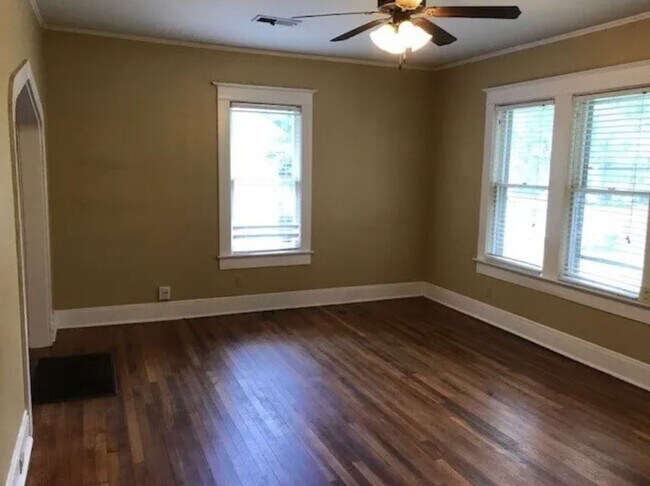 Building Photo - 2BD/1BA Home located near the University o...