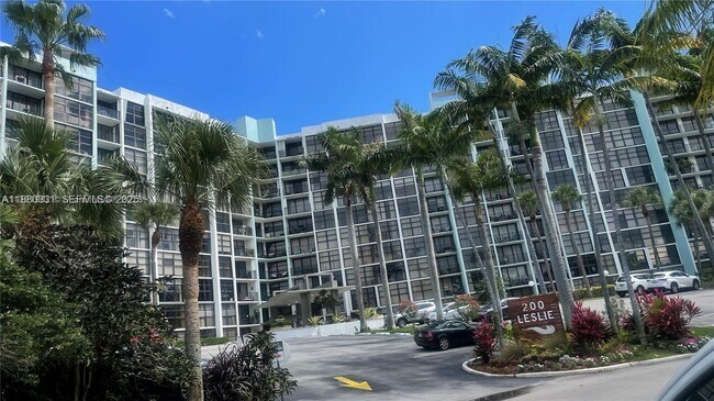 Foto del edificio - 200 Leslie Dr