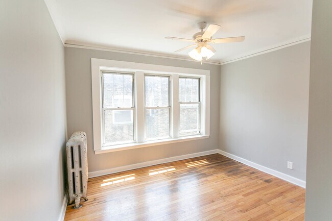 Foto del edificio - 7646 N Greenview Ave