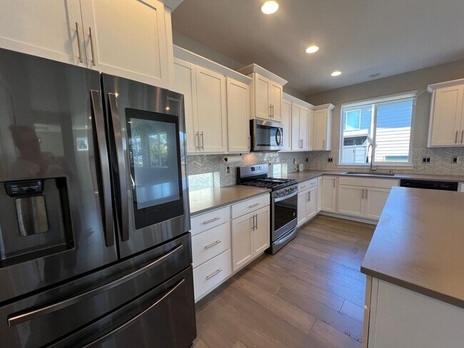 Building Photo - Beautiful, Executive Home, Available Now