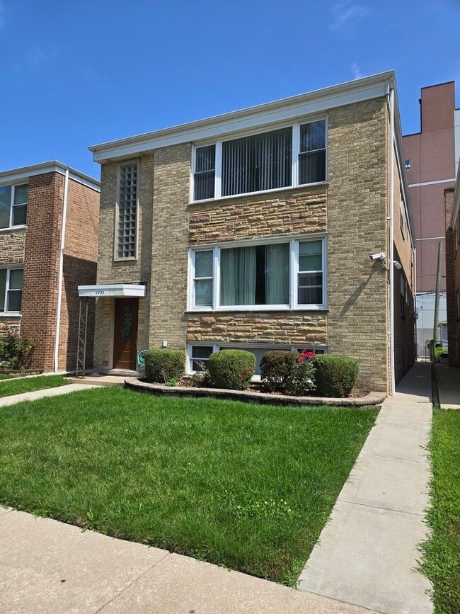 Building Photo - 6039 N Artesian Ave