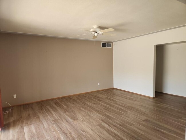 Foto del edificio - 2149 W State Ave