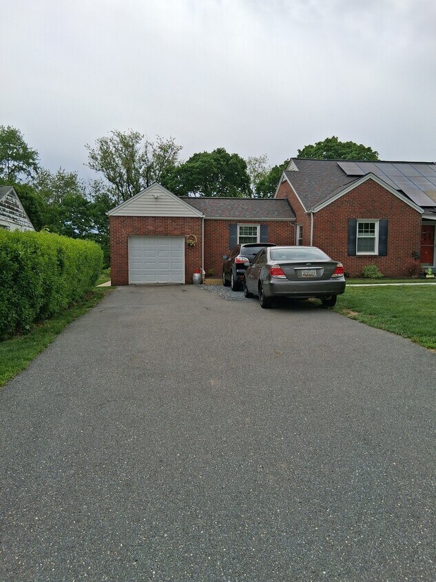 Foto del edificio - 7012 Warfield Rd