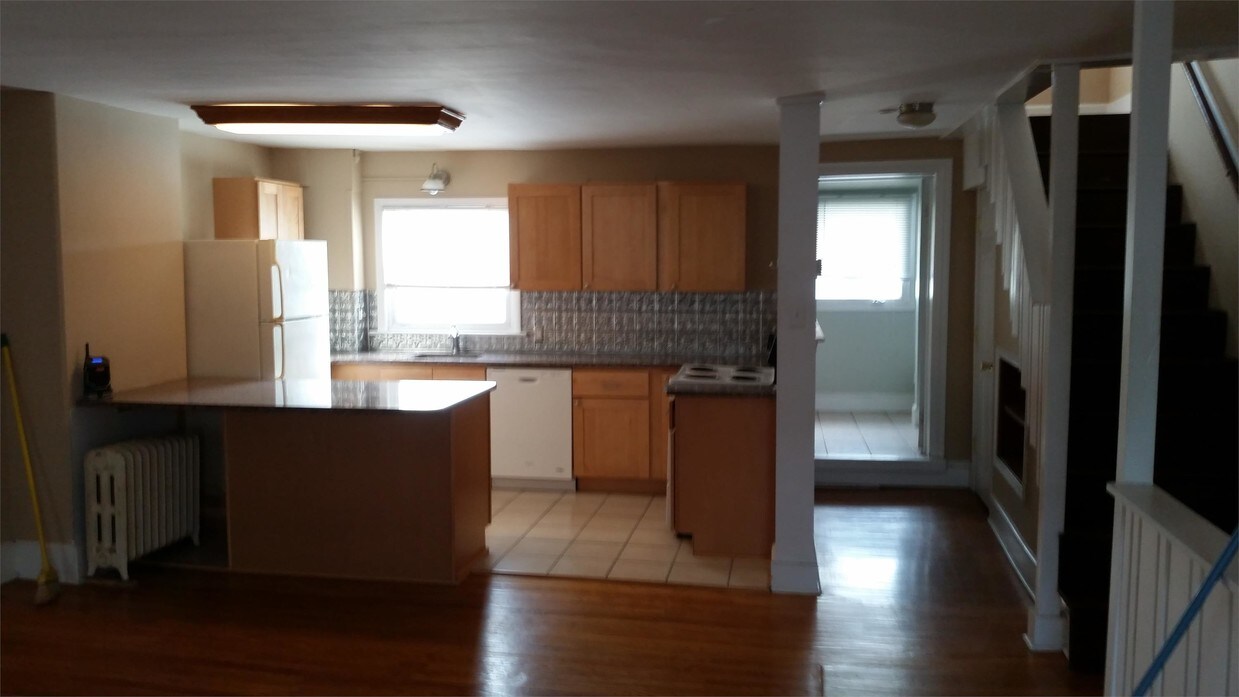 Primary Photo - 214 W State St