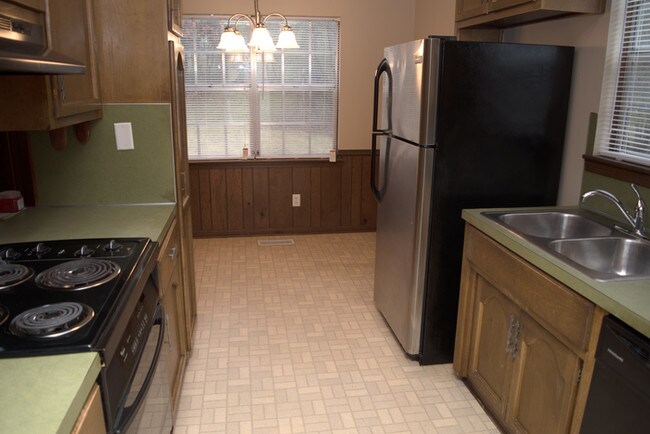 Building Photo - Newly Renovated 1433 Brewster Circle**