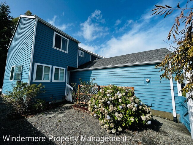 Building Photo - 3 br, 1.5 bath House - 19573 2nd Avenue NE