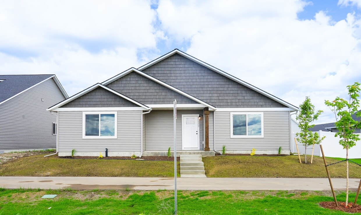 Foto principal - Newly built home with 3 car garage