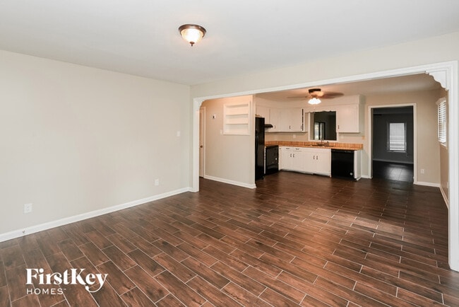Building Photo - 901 Vickery Dr