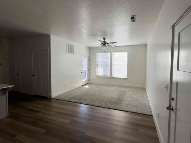 Building Photo - 1794 W Eaglewood Dr