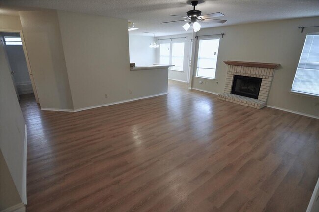 Foto del edificio - 1803 Timberwood Dr