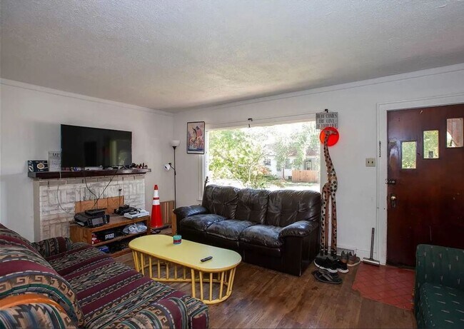 Building Photo - 3D Tour Available - 2 Kitchens + Off-Stree...