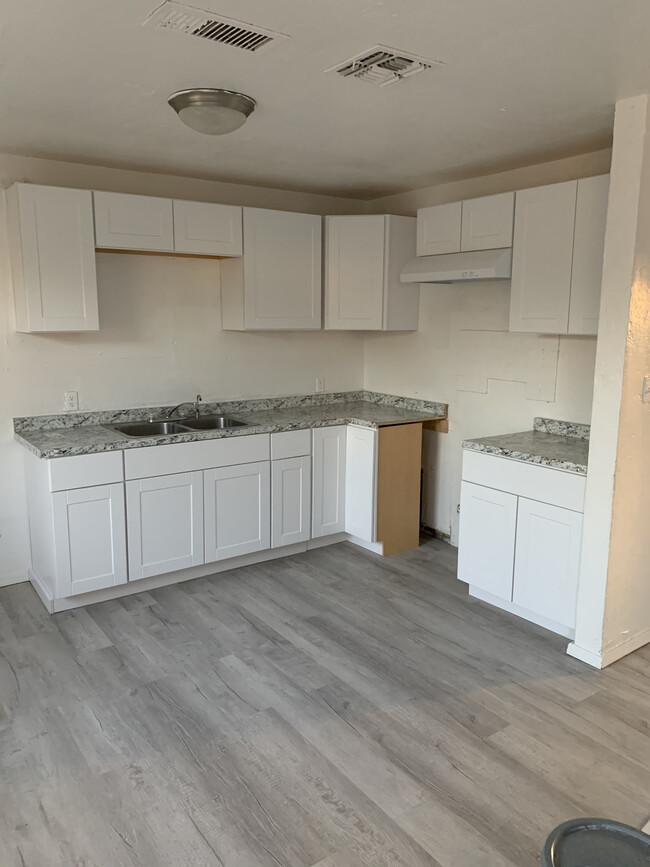 kitchen - 2846 E Mobile Ln