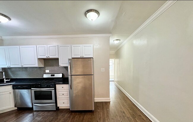 Foto del edificio - 3825 N Greenview Ave