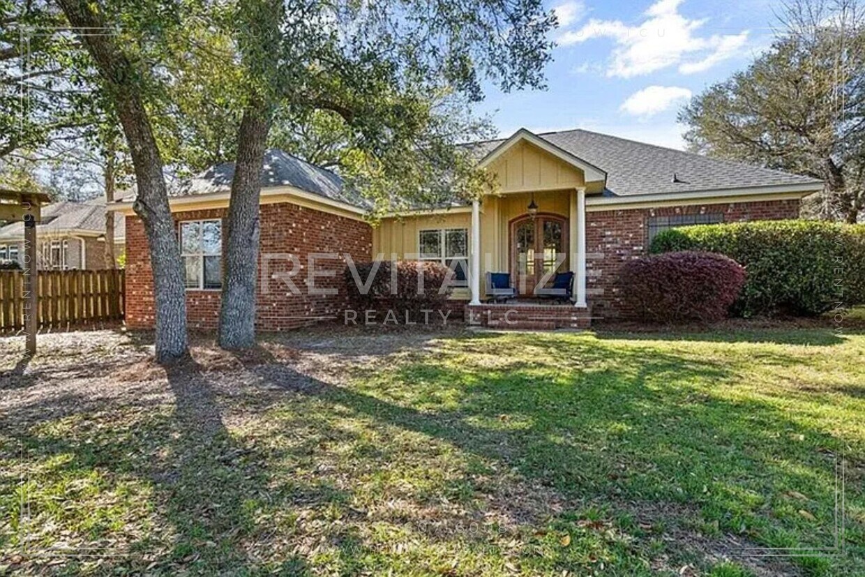 Primary Photo - Charming 4 Bedroom/2.5 Bathroom in Fairhope!