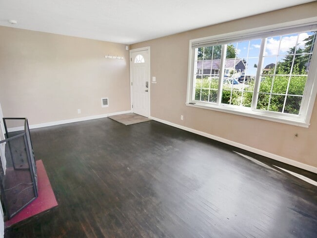 Foto del edificio - 2 Bed and 1 Bath Charming Single-Family Ho...