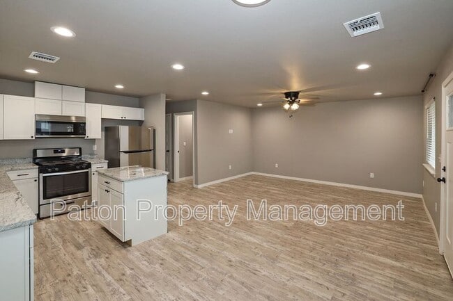 Building Photo - 14411 Periwinkle Dr