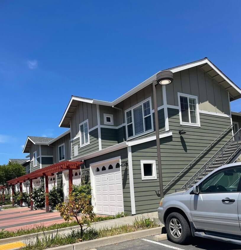 Foto principal - Beautiful North Davis 2bed/2 bath Upstairs...
