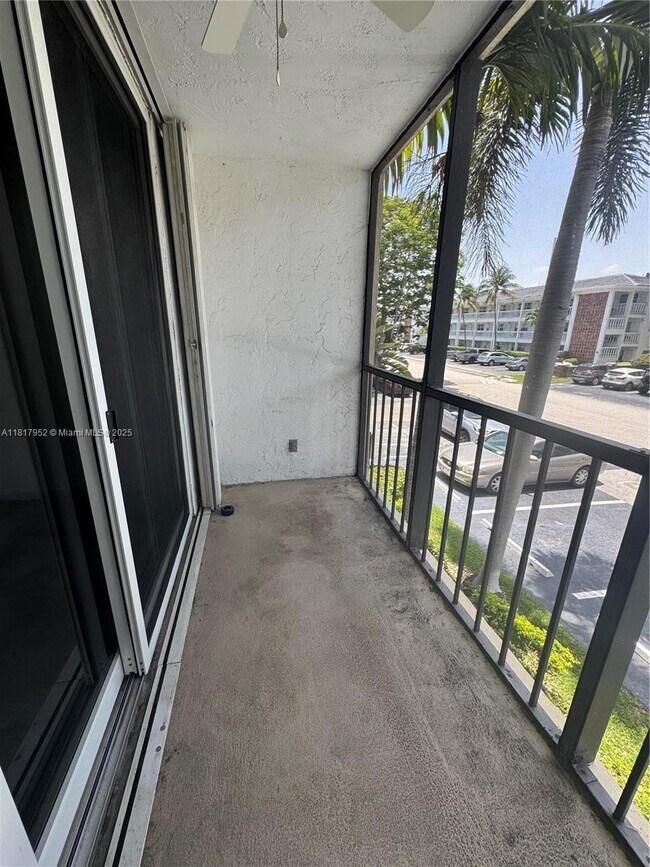 Foto del edificio - 5300 NE 24th Terrace