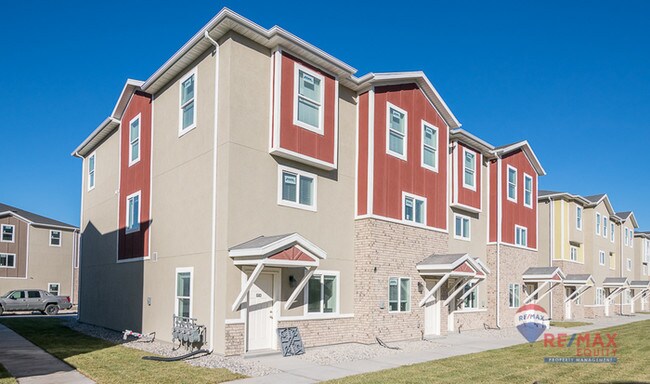 Building Photo - Amazing Large Townhome in Vineyard