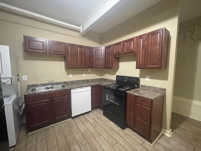 Building Photo - Adorable 2 Bedroom 1 Bath Apartment.Located in the Cotswold Area