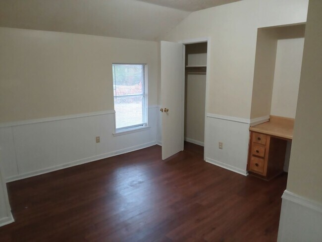 Building Photo - 306 Elsom St