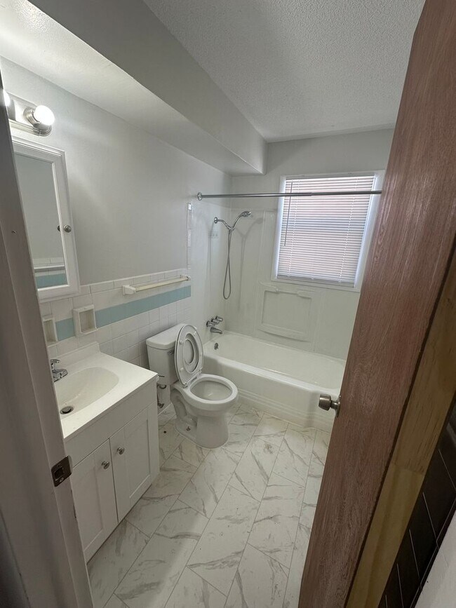 Foto del edificio - Cozy and comfortable 2 bed 1 bath apartment located in the heart of Speedway. Apply today to sche...