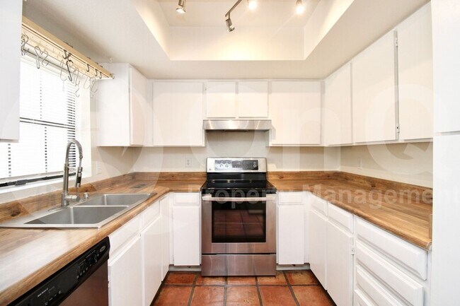 Foto del edificio - 8412 E Malcomb Dr