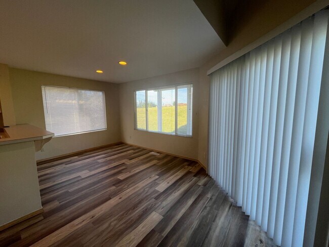 Building Photo - Silverdale home with Sun Room