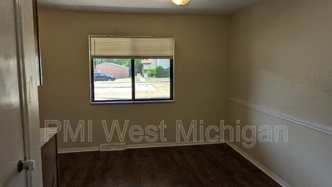 Building Photo - 6066 In the Pines Dr SE