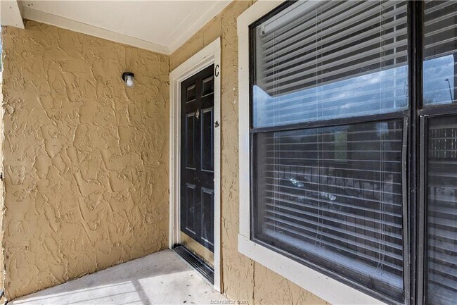 Building Photo - 313 Manuel Dr